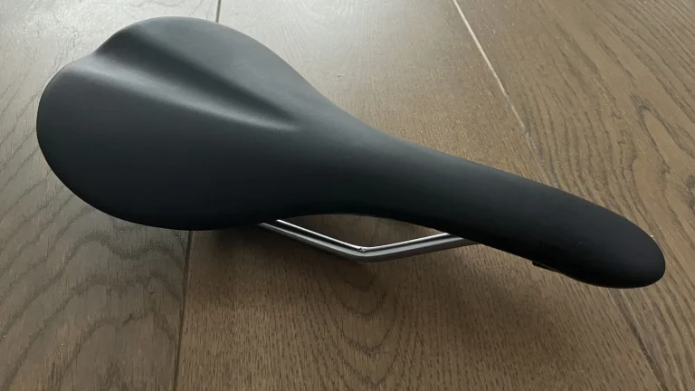 Sedlo Fabric Scoop Elite Flat - šířka 142 mm, cro-mo ližiny