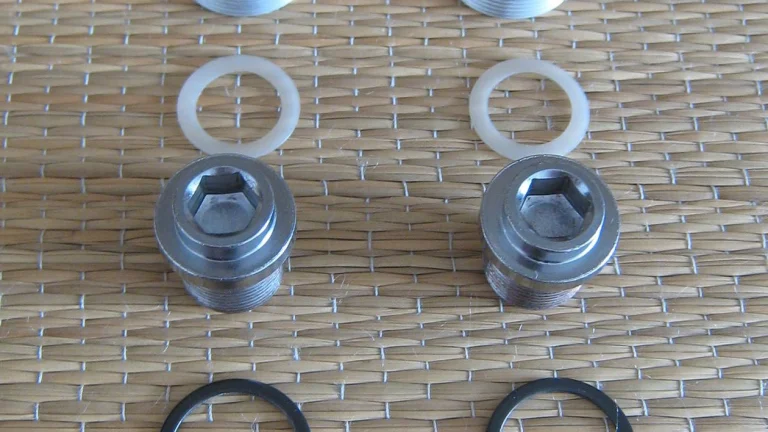 Nová sada SHIMANO Octalink středový šroub M15 x 12mm + alu prachovka M22