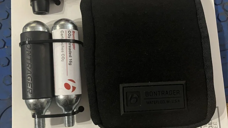 Sada bombicek, montpák a lepení Bontrager Flat Pack