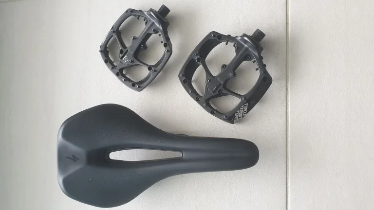 MTB sedlo ze SJ elite alloy 2022 a pedály