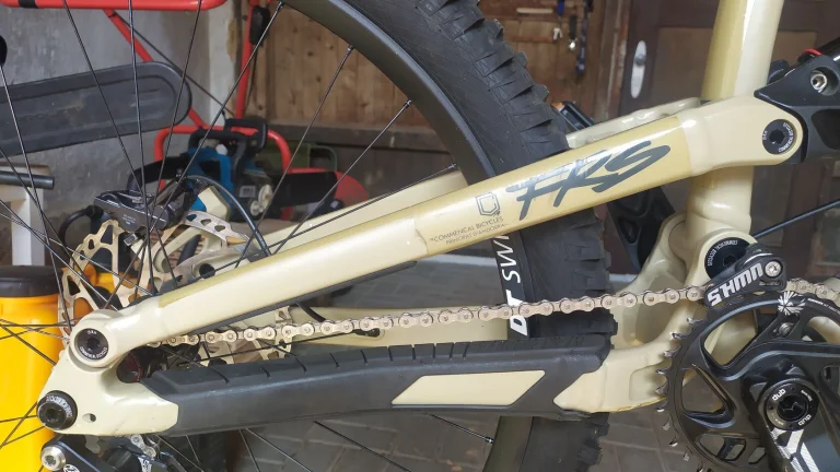 Zadní stavba na Commencal Furious