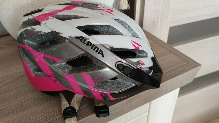 Dámská cyklistická helma zn. Alpina, vel. 52-57cm