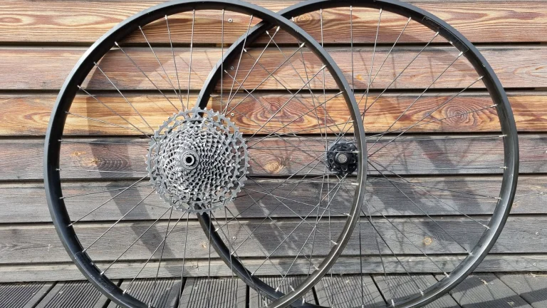 Zapletená kola Bontrager z kola Trek Rail 5