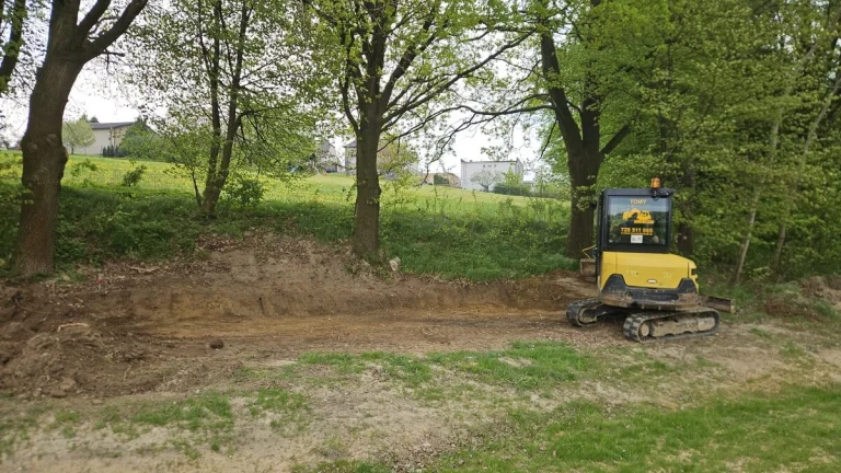 Výkopové práce minibagrem, přeprava vozíkem