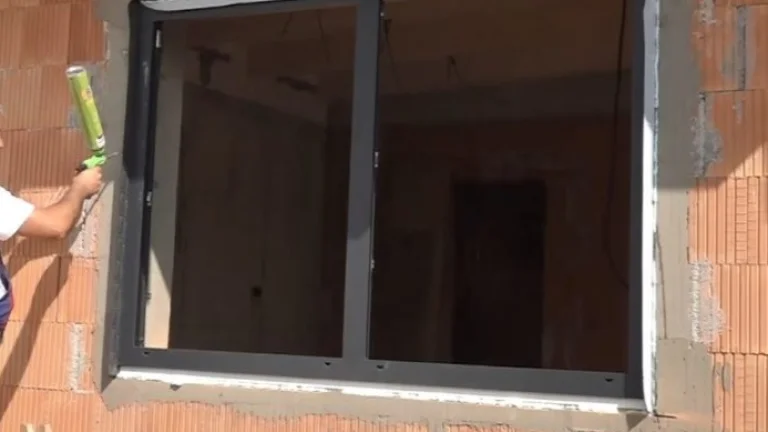 Montážnik a pomocný pracovník