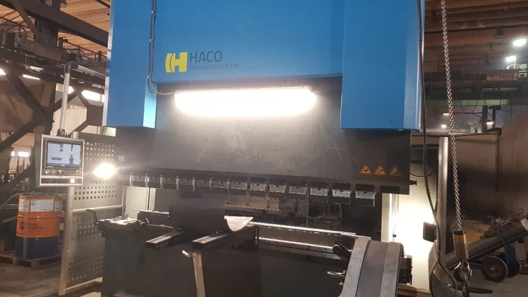 Obsluha CNC ohraňovacieho hydraulického lisu