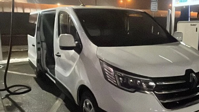 Vodič minivanu, 10€/h + tringelty na celodenné výlety z BA
