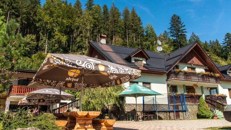 Výpomoc na letnú terasu v horskom penzióne