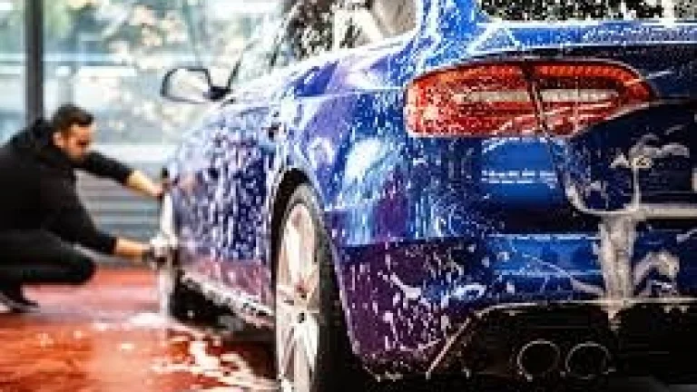 Pracovnik v ručnej autoumyvárke CARwellness v OC Mlyny Nitra