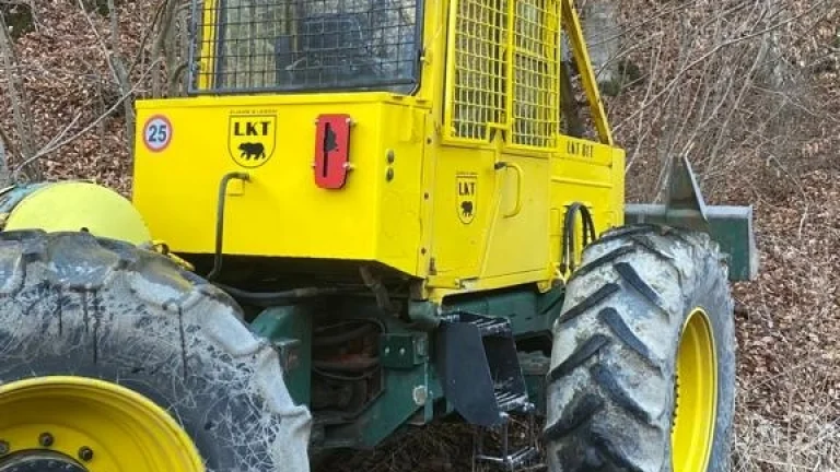 Lesné práce - Pilčík a traktorista LKT 81T. Okres Rožňava