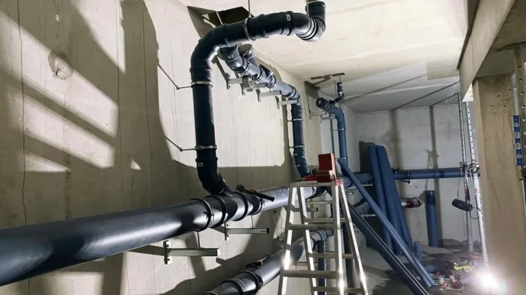 Instalatér s pomocníkem do Německa