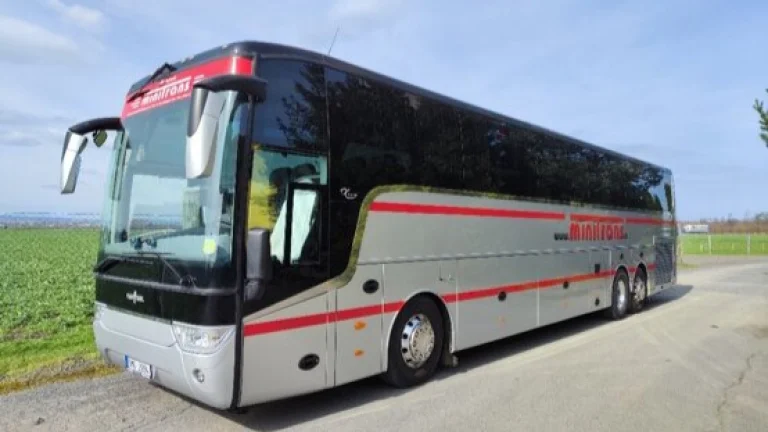 Řidič zájezdového autobusu
