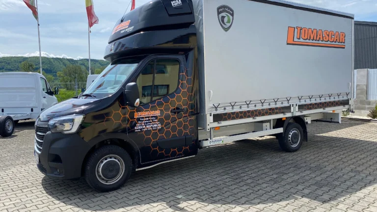 Řidič plachtové dodávky firma TOMASCAR