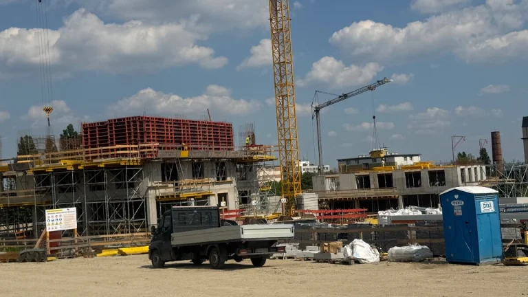 Ponukam pracu tesar doka ,peri