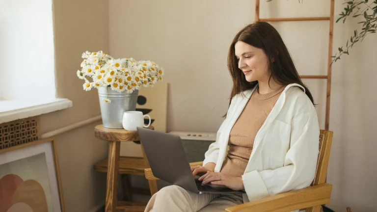 Vyplňování jednoduchých formulářů online. Výplata DENNĚ.