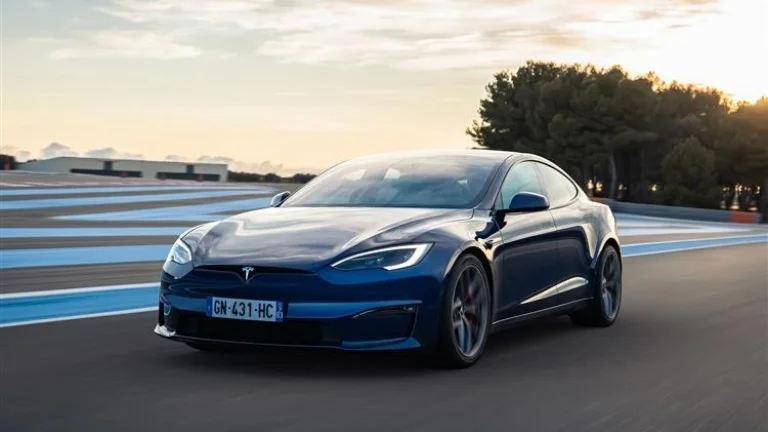 Řidič Bolt Uber Tesla model S - tankování zdarma