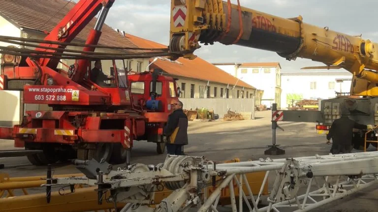 Automechanik autojeřábů Liebherr