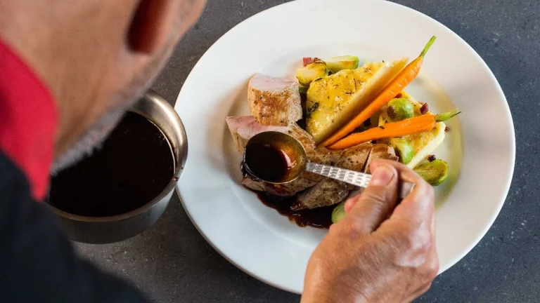 KUCHAŘ A POM. KUCHAŘ (m/ž) PRO RESTAURACI HEŘMANKA NEVEKLOV