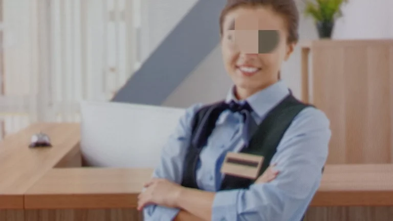 Recepčná/ný v administratívnej budove.