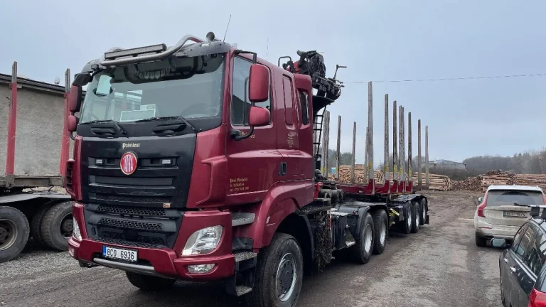 Řidič lesovozu s hydraulickou rukou pro přepravu dřeva
