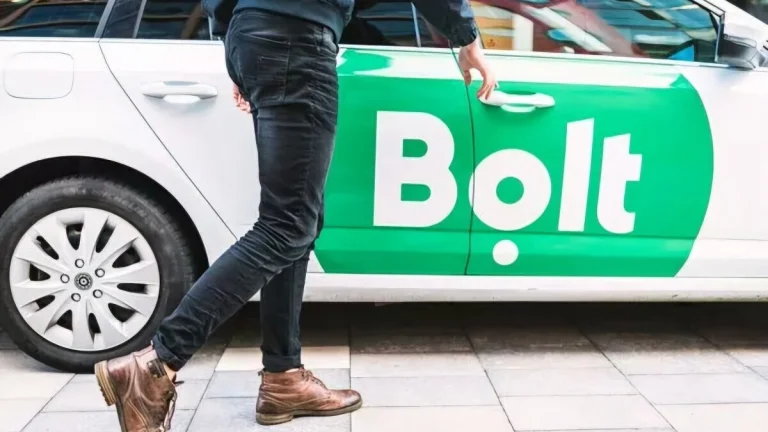 Bolt šofér s autom