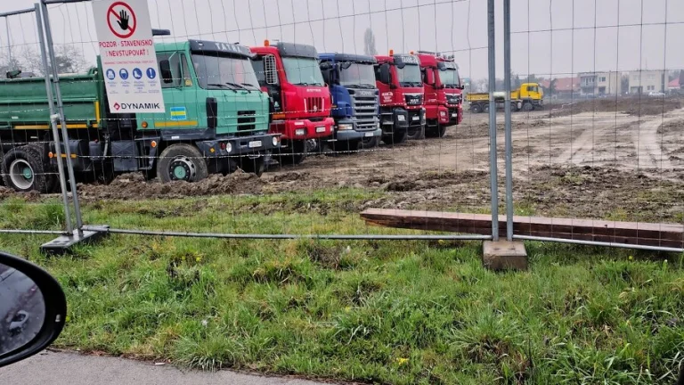 Vodič nákladného vozidla, strojník.