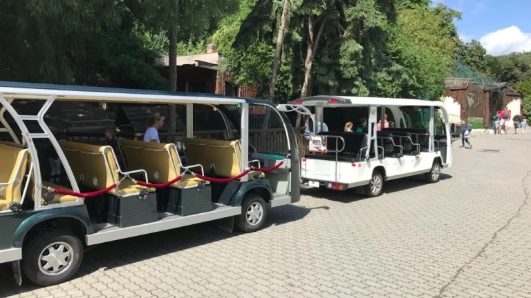 Brigáda vodič Safaribusu v Zoo Ba