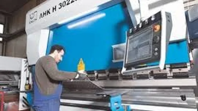 Ponuka práce–CNC ohraň.lis, , zvárač+robot,skladník, lakovňa