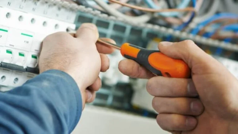Hľadám prácu ako pomocný elektrikár