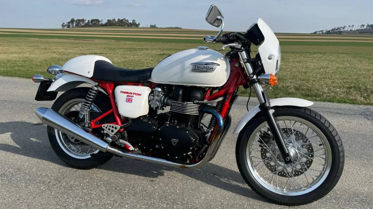 Triumph Thruxton 900