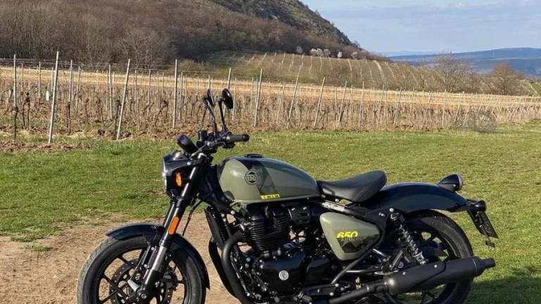 Royal Enfield Shotgun 650 Green Drill