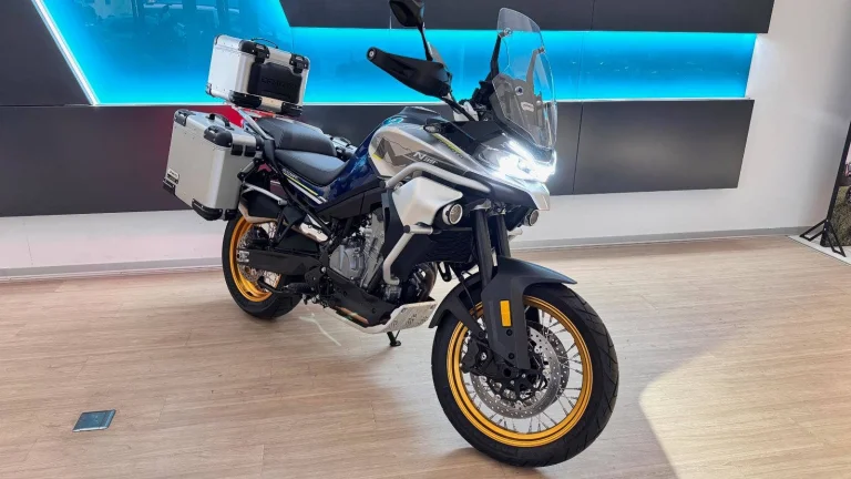 CFMOTO 800 MT Touring + Stříbrné kufry - Sleva 33.220Kč | Předváděcí motocykl