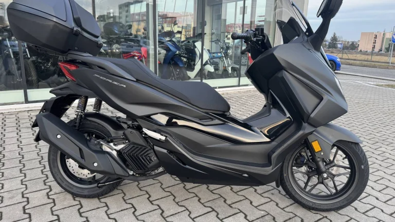 Honda Forza 125 ABS s el. kufrem Honda 45L | Nový skútr