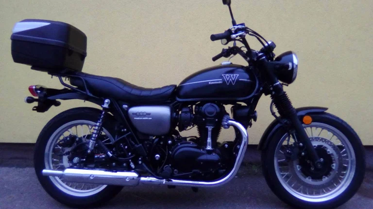 Kawasaki W 800 Street servis, nové pneu Dunlop