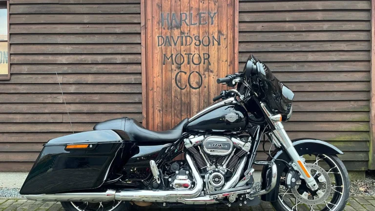 Harley-Davidson FLHXS Street Glide Special