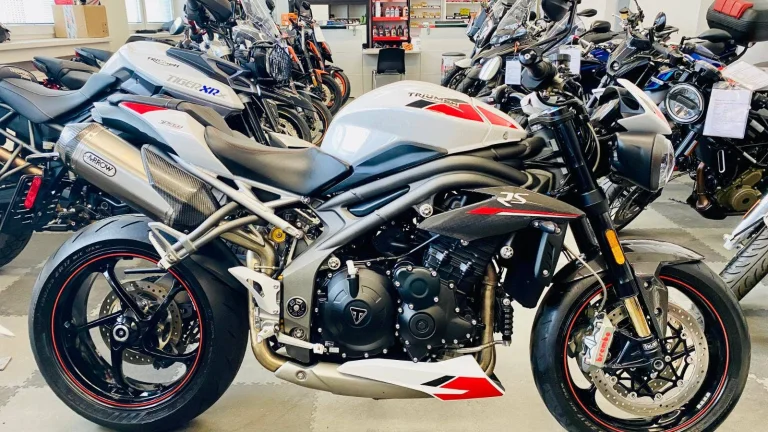 Triumph Speed Triple 1050 RS = TOP STAV / ARROW