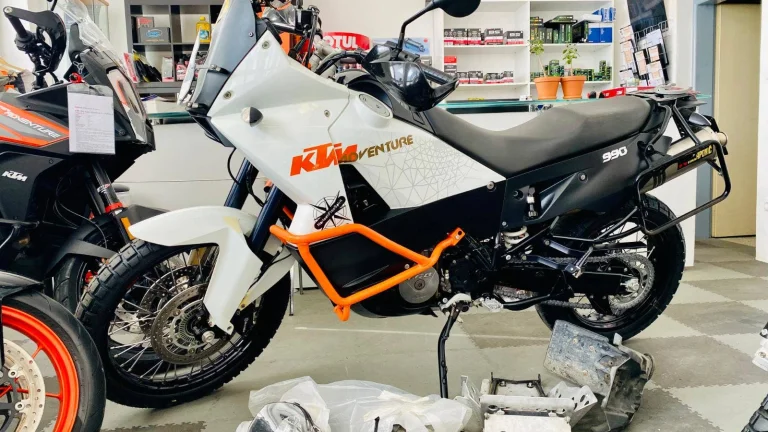 KTM 990 ADVENTURE WHITE ABS = AKRAPOVIČ / VÝBAVA/ STK 4 ROKY