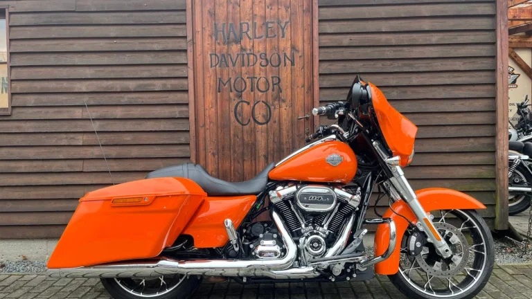 Harley-Davidson FLHXS Street Glide Special REZERVACE