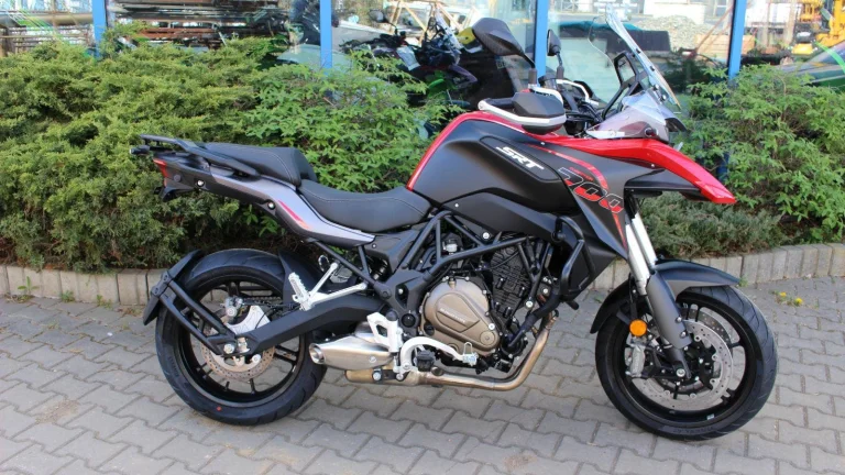 QJ Motor SRT 700 SKLADEM Sleva s kufry | Nový motocykl