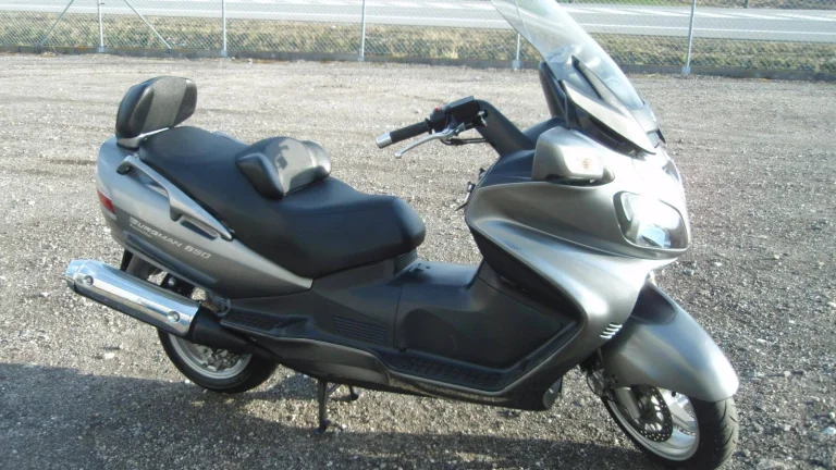 Suzuki Burgman 650 Executive , FACELIFT , LCD DISPAY , SERVISNÍ KNÍŽKA