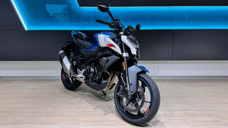 CFMOTO 450 NK - možnost sezónního operáku | Předváděcí motocykl