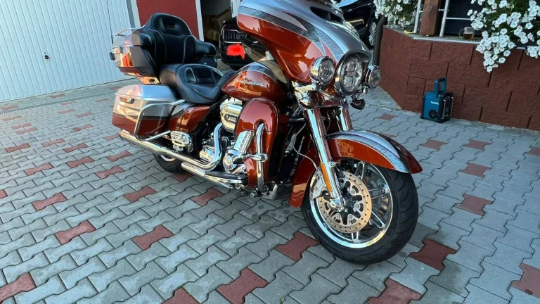 Harley-Davidson FLHTCUSE Screamin Eagle Ultra Classic Electra Glide