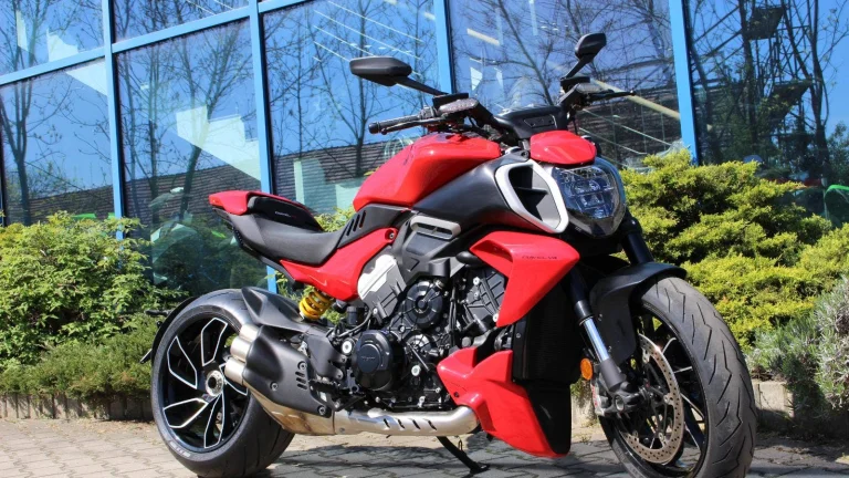 Ducati DIAVEL V4 RED 2023 NOVINKA