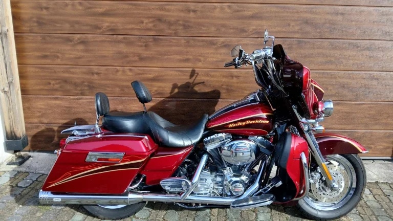 Harley-Davidson FLHTCUSE4 CVO Ultra Classic Electra Glide