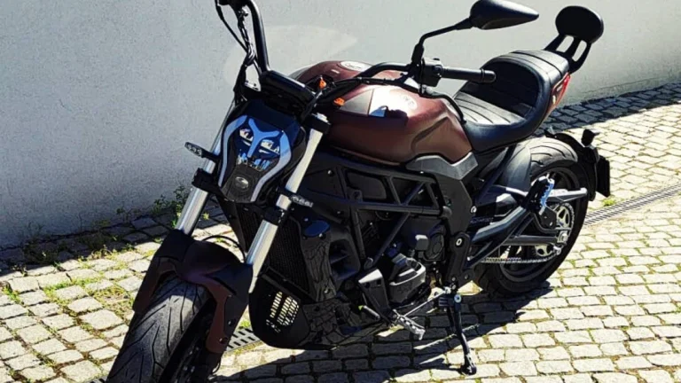 Benelli 502c - červená - Bazarový motocykl