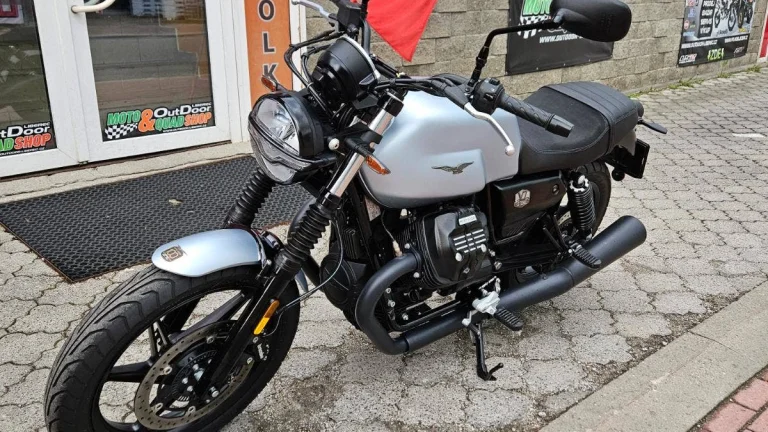 Moto Guzzi V7 III Stone, limitovaná modrá verze, ČR, 1. majitel 4.164 km