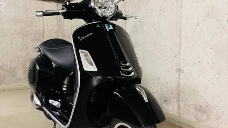 Vespa GTS 300 Super HPE, v záruce, 2.600 km