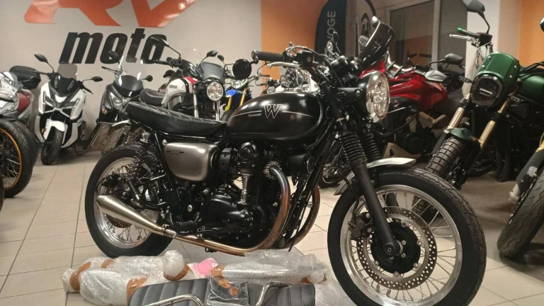 Kawasaki W 800 2022 8000KM + MNOHO DOPLŇKŮ
