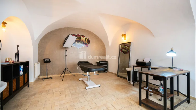 K pronájmu, vybavený tetovací salón (39 m2), centrum města Č