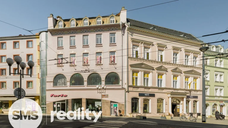 Obchodní dům s panoramatickým výtahem přímo na náměstí